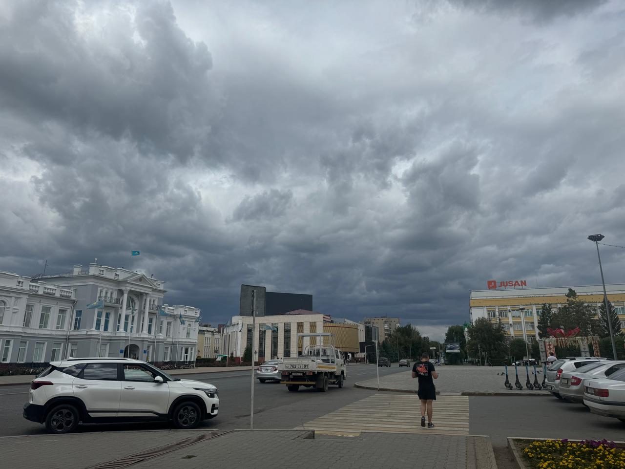 Гроза и ветер: прогноз погоды на 14 августа для жителей западного Казахстана